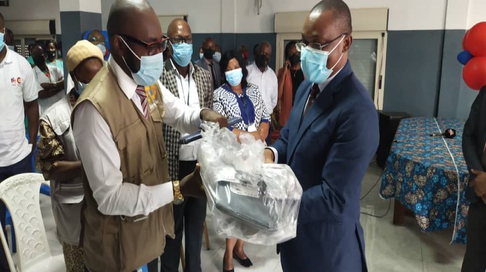 UNFPA handing over surgical material for the repair of obstetric fistulas to the Vice-Minister of Health.