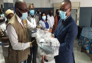 UNFPA handing over surgical material for the repair of obstetric fistulas to the Vice-Minister of Health.