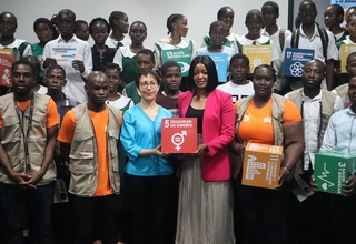 foto de familia de la Representante del UNFPA con los jóvenes y adolescentes.
