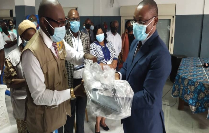 UNFPA haciendo entrega de material quirurgico para la reparación de fistulas obstétricas al Vice-Ministro de Sanidad.