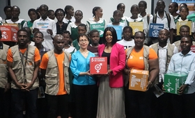 foto de familia de la Representante del UNFPA con los jóvenes y adolescentes.