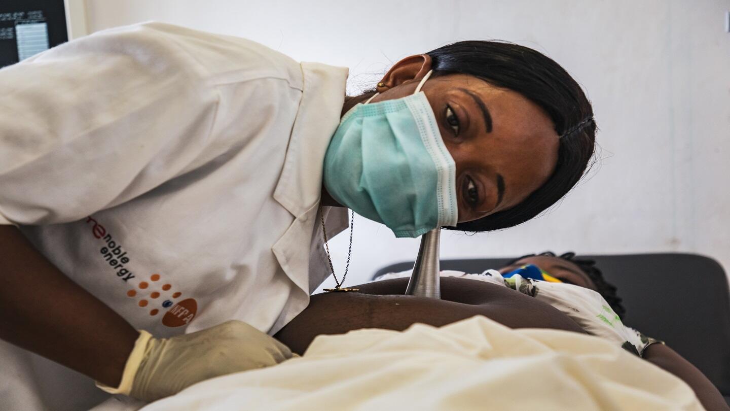 Matrona asistiendo a una embarazada en un centro de salud de Malabo.