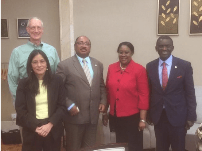 De izquierda a derecha: Sr. Arne Johnson, Consejero General de Noble Energy y Vicepresidente sénior; S.E. Sra. Julie Futura-Toy, Embajadora de los Estados Unidos de América; S.E. Sr. Praxedes Rabat Macambo, Viceministro de Sanidad y Bienestar Social; Sra. Coumba Mar Gadio, Coordinadora Residente de las Naciones Unidas; y Sr. Mady Biaye, Representante Residente del UNFPA.