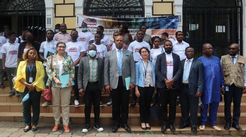  Photo/ UNFPA-EQG/Flora: Family photo between the UNFPA RR, the Director of Civil Society and several youth NGOs