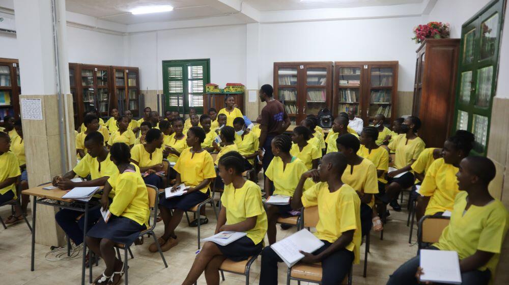 SOS NGO volunteer interacting with students during sensitization on HIV/AIDS and early pregnancies.