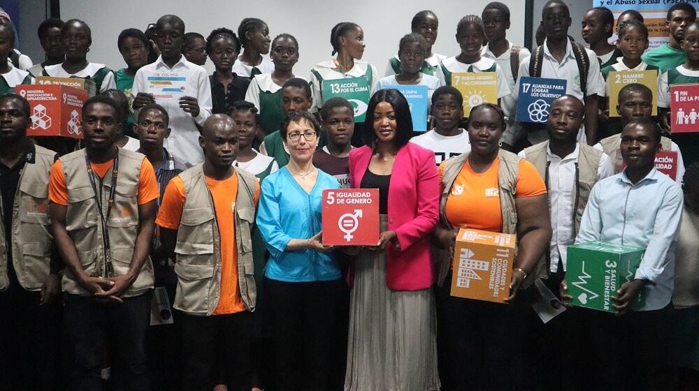 foto de familia de la Representante del UNFPA con los jóvenes y adolescentes.